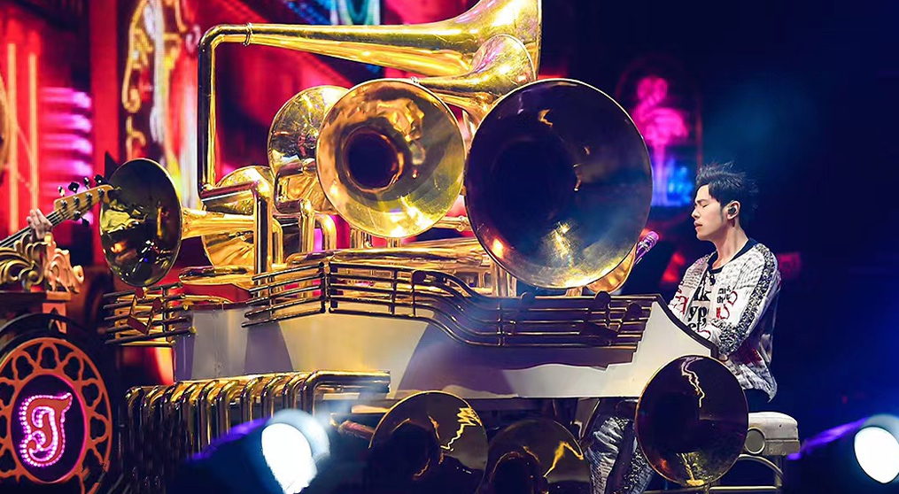 星空娱乐透明屏和荧光棒系列产品亮相2022周杰伦新加坡演唱会