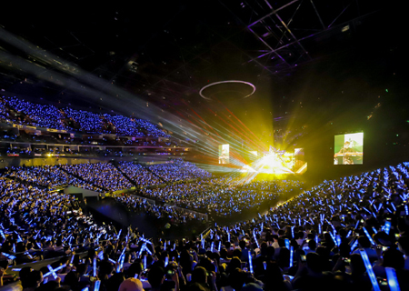 星空娱乐LED透明屏闪耀伍佰ROCK STAR上海演唱会！