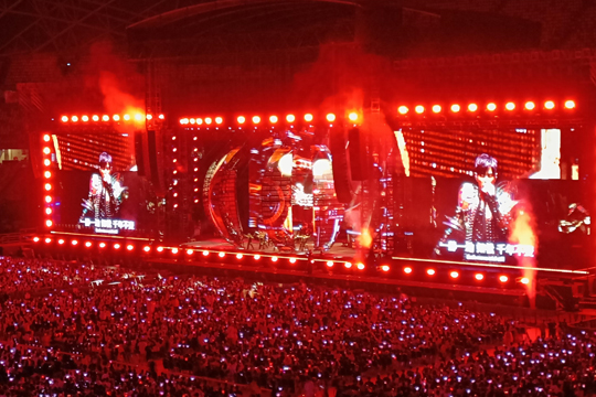 璀璨星光耀狮城！星空娱乐LED屏、荧光棒点燃周杰伦新加坡演唱会！